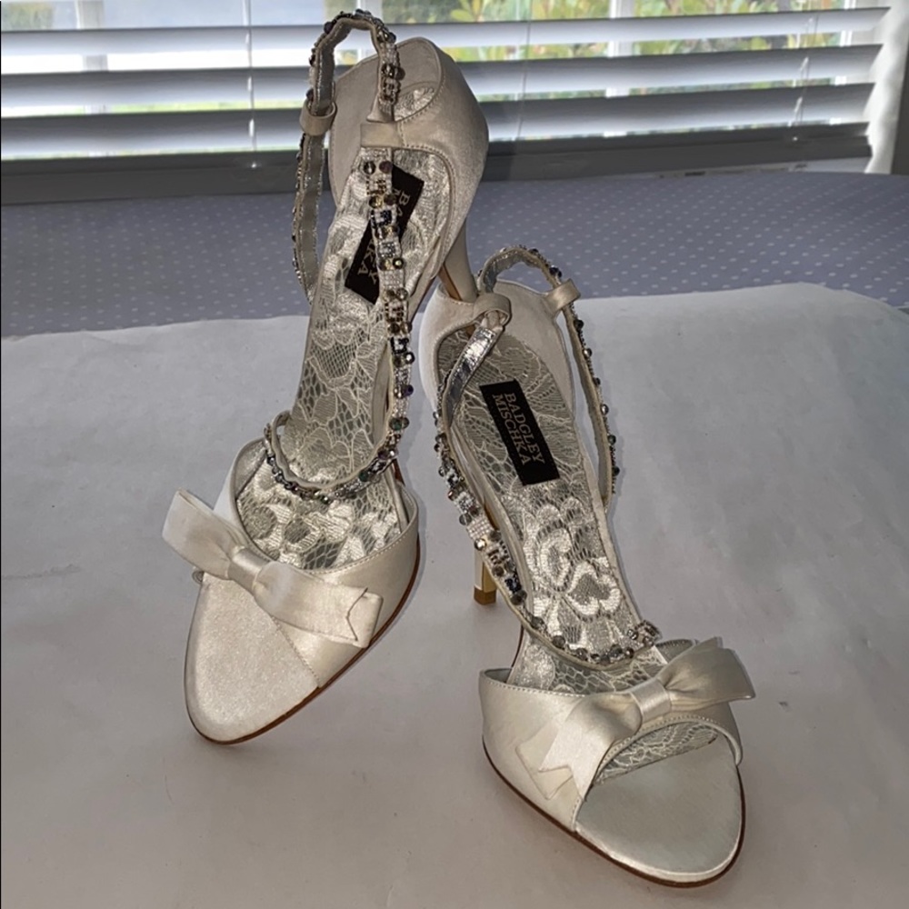 🤍 Badgley Mischka White Satin Heels 🤍